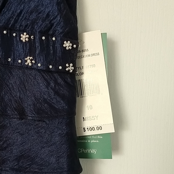 Dress - Picture 3 of 3